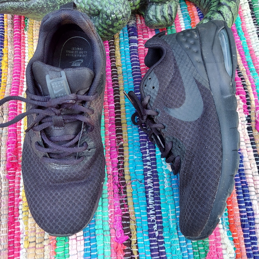 Nike air max motion low running sneakers Sz 9.5